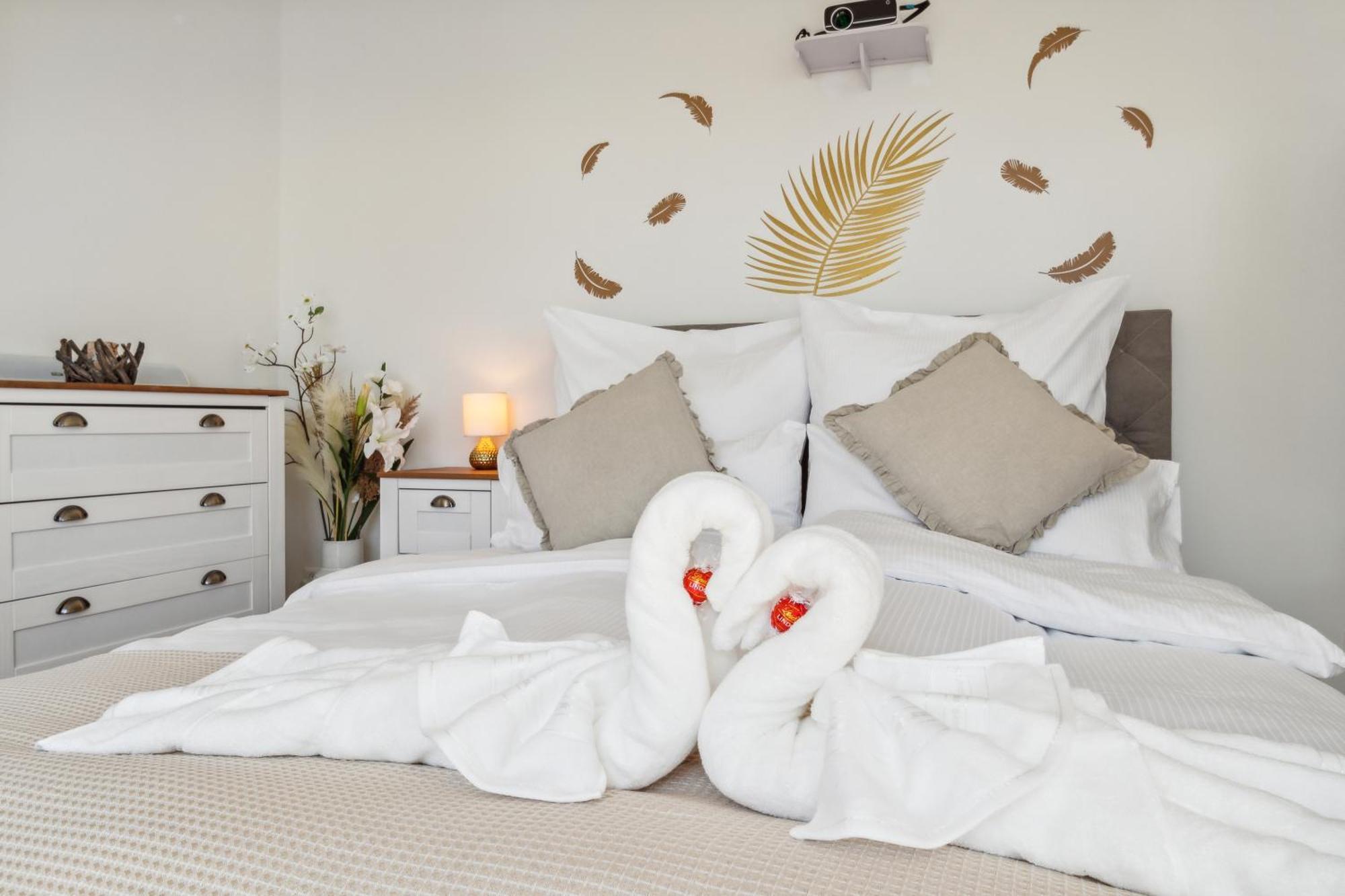 Business I Family Apartment I 1-4 Personen - Aare Blick, Nahe Altstadt I Beamer - 99" Leinwand I Terrassen Lounge Und Parkplatz Brugg  Buitenkant foto